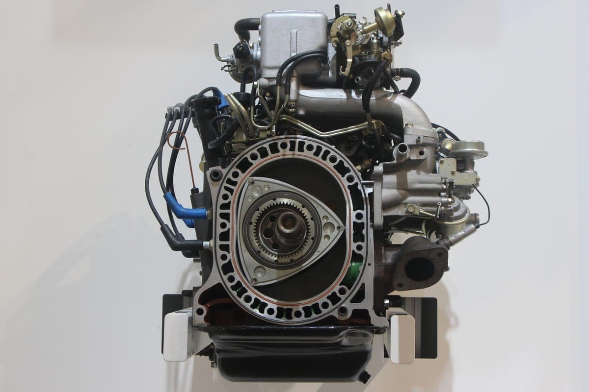 Mazda 13B rotary engine front Deutsches Museum