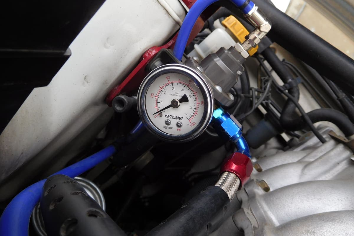 Nissan Skyline R34, Tomei fuel pressure gauge