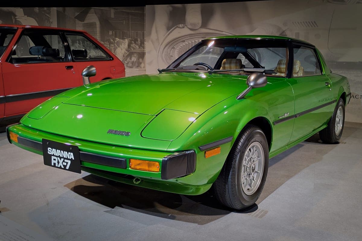 Mazda Savanna RX-7 (SA22C) (front three-quarter view) at Mazda Museum
